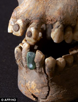 Skeleton of 1,600-year-old woman with jewels in her TEETH found in Mexican burial ground | Daily Mail Online