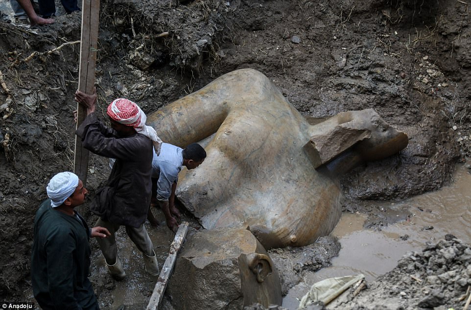 Statue of Egyptian Pharaoh lifted from Cairo ditch | Daily Mail Online