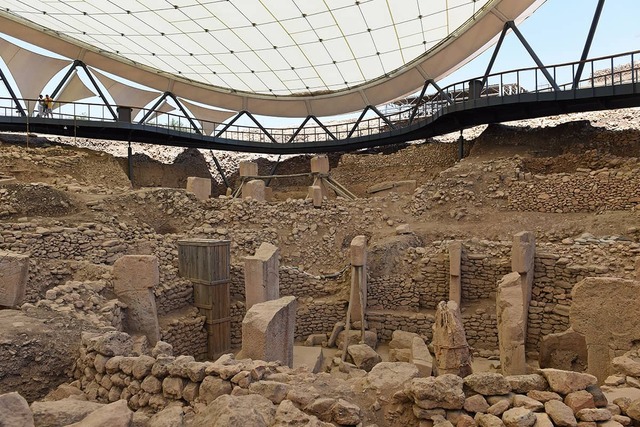 The impressive central excavation site at Göbeklitepe, showcasing the iconic T-shaped pillars surrounded by circular stone enclosures.