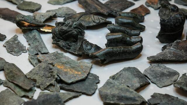 A collection of fragmented bronze statue pieces discovered at the ancient city of Metropolis. These pieces, including parts of fingers, faces, and other details, reveal the artistic heritage of Hellenistic and Roman-era craftsmanship.