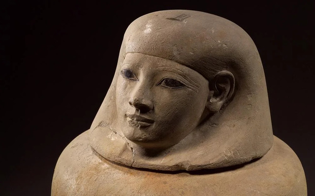 A limestone Canopic jar belonging to the Egyptian noblewoman Senetnay (c. 1450 BCE) is preserved at the Museum August Kestner in Hannover, offering a tangible connection to ancient rituals. (Credit: Museum August Kestner, Hannover; Christian Tepper)