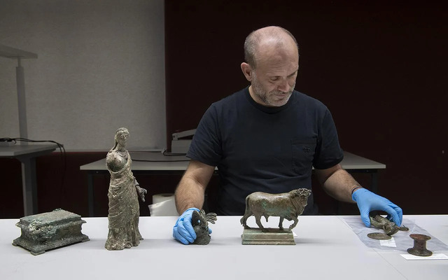 Renaud Bernadet meticulously cleans and assembles the statues, restoring these exquisite artifacts to their former glory. (Credit: Joël Peyrou / Inrap)