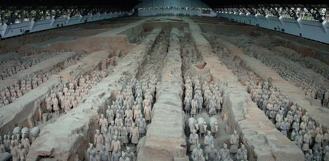 The Terracotta Warrior Army, an awe-inspiring feature of Qin Shi Huang’s Mausoleum, continues to captivate with its grandeur and historical significance. (Credit: Slices of Light, Flickr, CC BY-NC-ND 2.0)