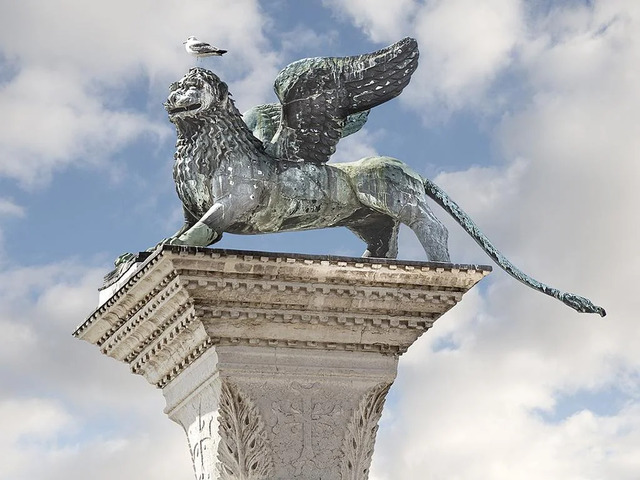 The Iconic Lion of Venice at Piazzetta San Marco: This regal sculpture is a cornerstone of Venetian heritage, captivating visitors from around the world. (Credit: Didier Descouens, CC BY-SA 4.0)