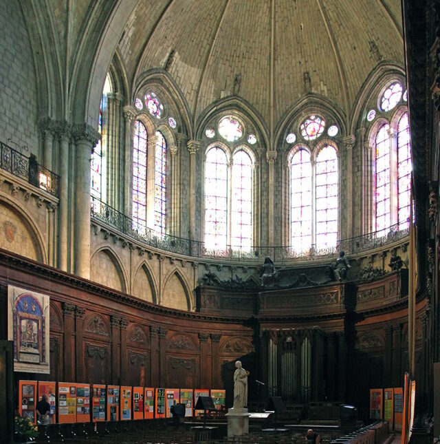 The apse of the cathedral, showcasing its architectural splendor and Baroque wooden choir stalls that concealed the murals for centuries. (Source: Wikimedia Commons)
