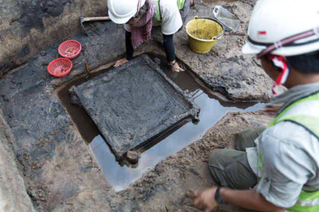 At Empress Place, archaeologists painstakingly uncovered a 14th-century timber feature, with wooden planks providing crucial evidence that the residents of Temasek possessed advanced shipbuilding knowledge, common across Southeast Asia at the time.