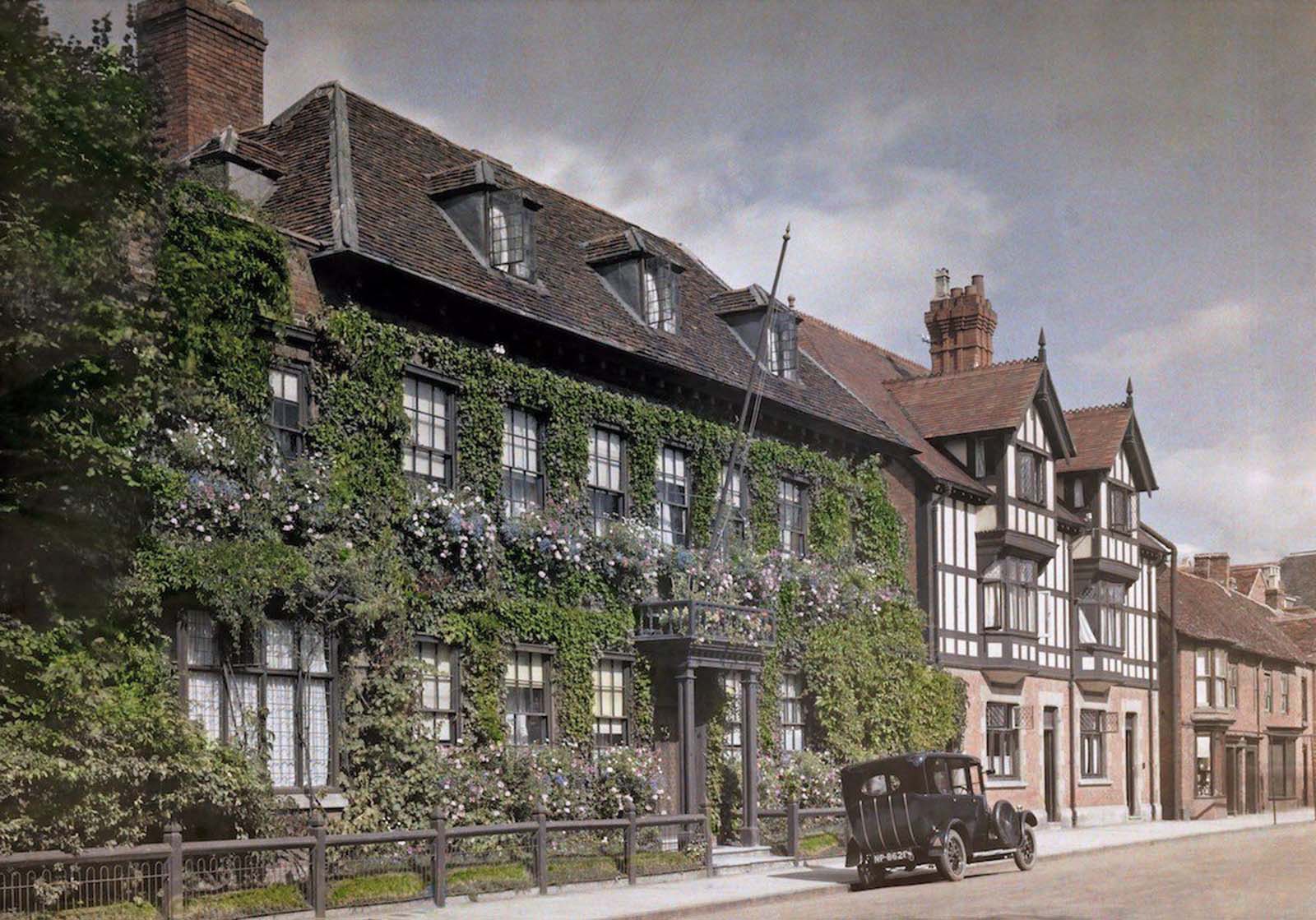 A House Covered in Time – A picturesque, vine-covered home on a quiet street in Stratford-upon-Avon, Warwickshire.