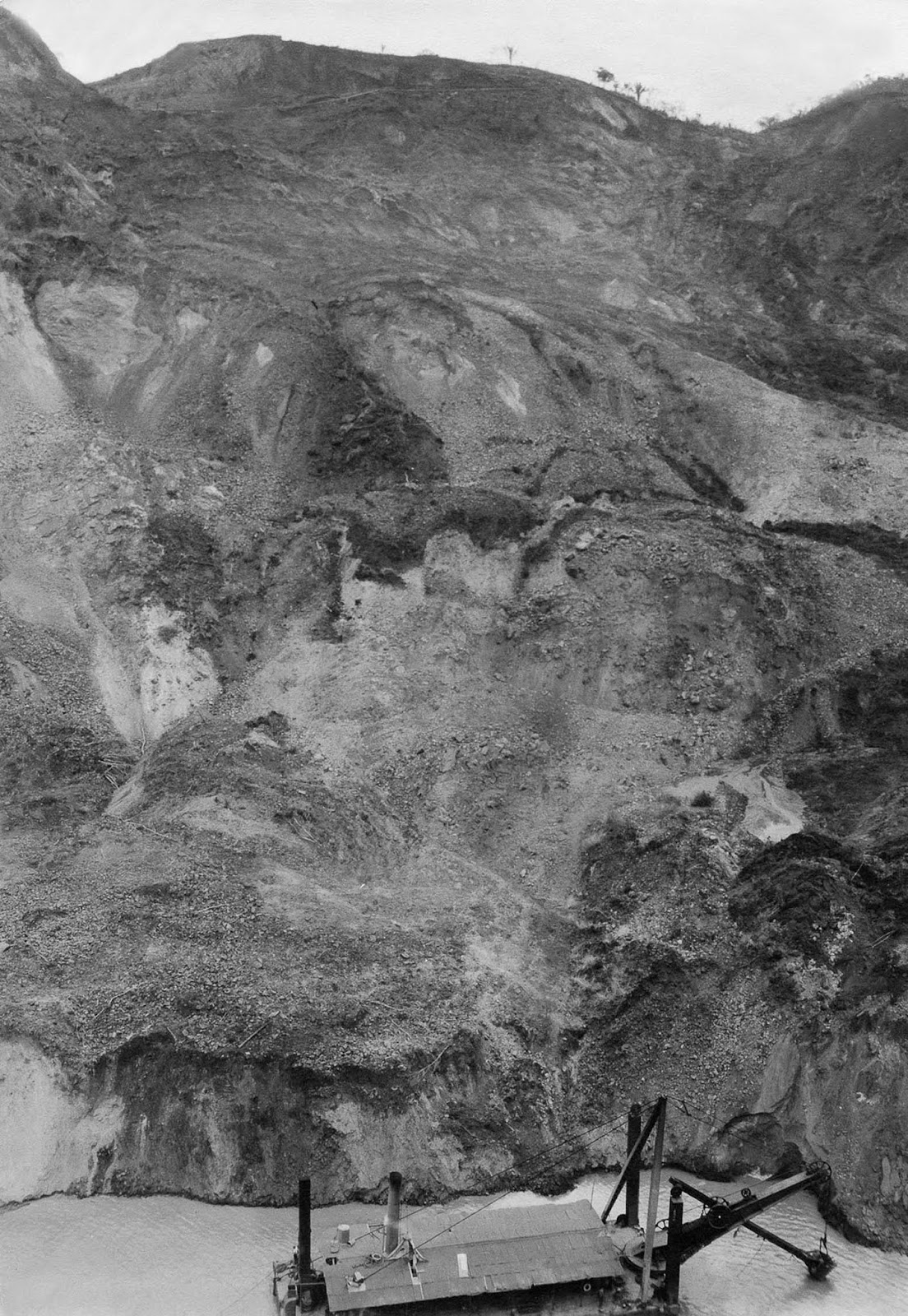 A dredge removes sediment from the Culebra Cut following a landslide in 1907.