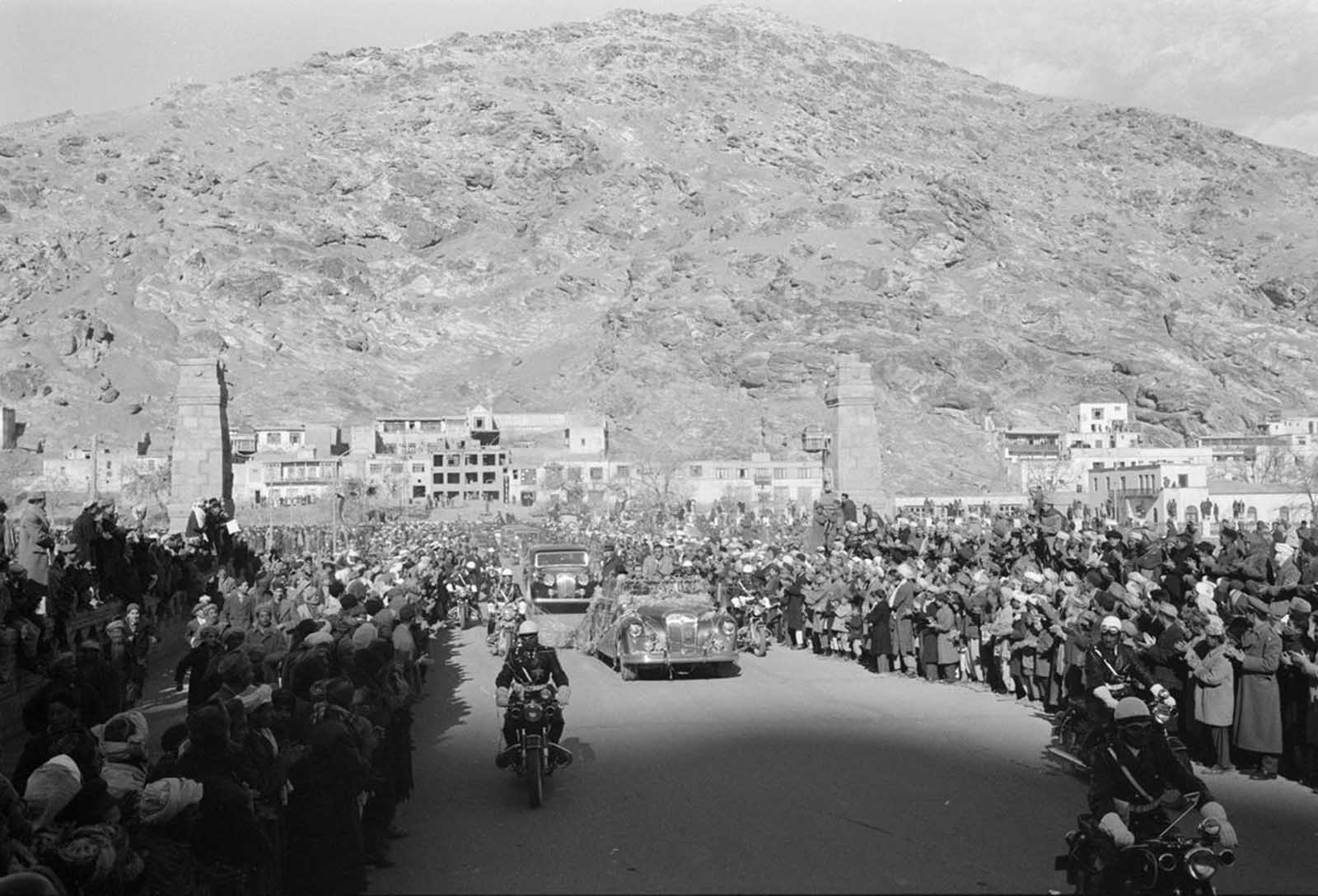 A historic moment—President Eisenhower’s motorcade rolling through Kabul on December 9, 1959, during his brief diplomatic visit.