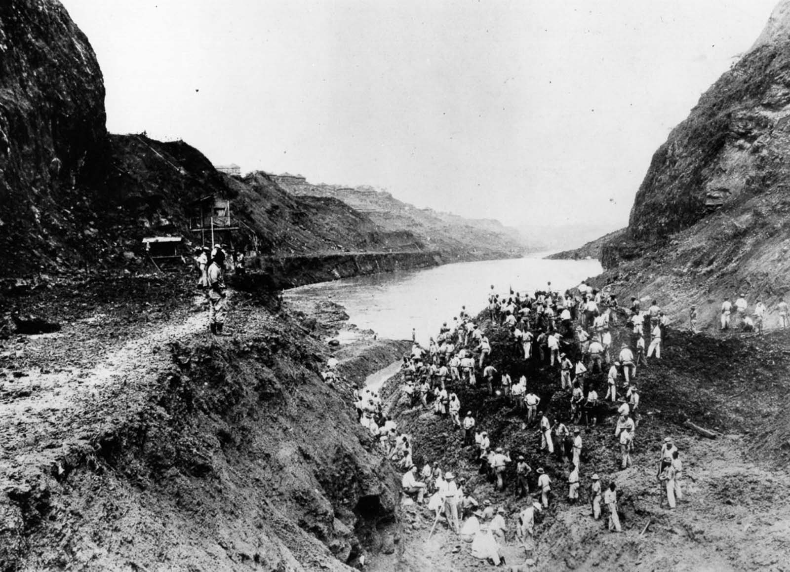 A team works to clear debris after a massive landslide in 1913.
