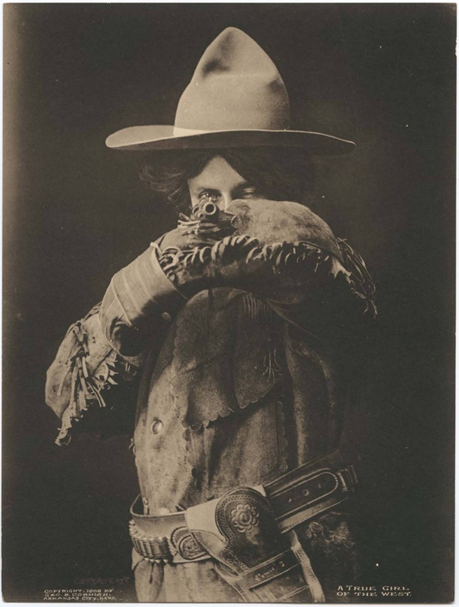 A true Western legend – A proud cowgirl poses in Del Rio, Texas, 1906, showcasing the strength of frontier women.