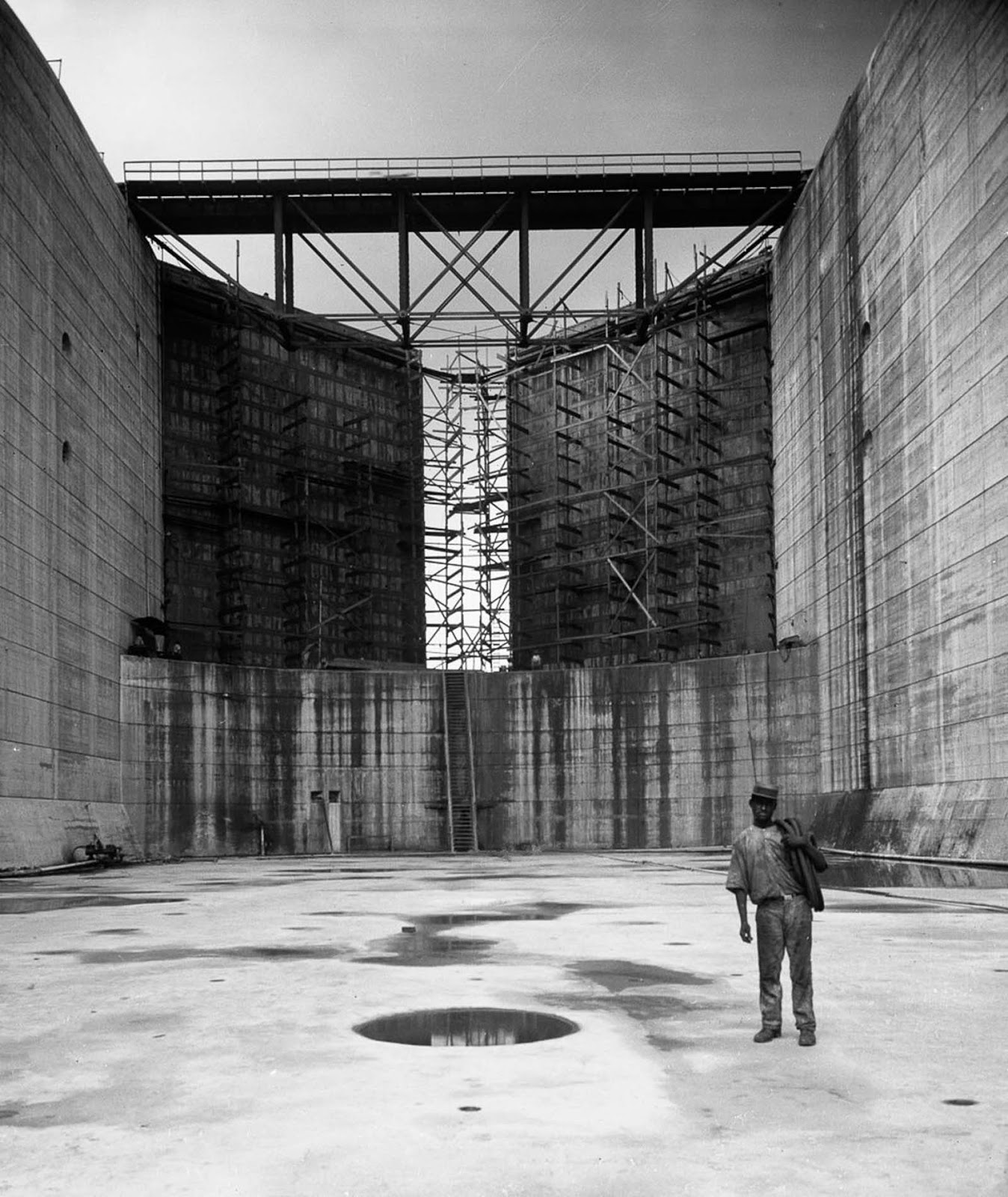 A worker stands inside a canal lock during its construction in 1912.