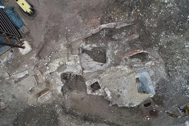 Aerial view of the ongoing excavation in Paderborn’s historic center revealing the foundations of rock-cut cellars and remnants of the old quarry.