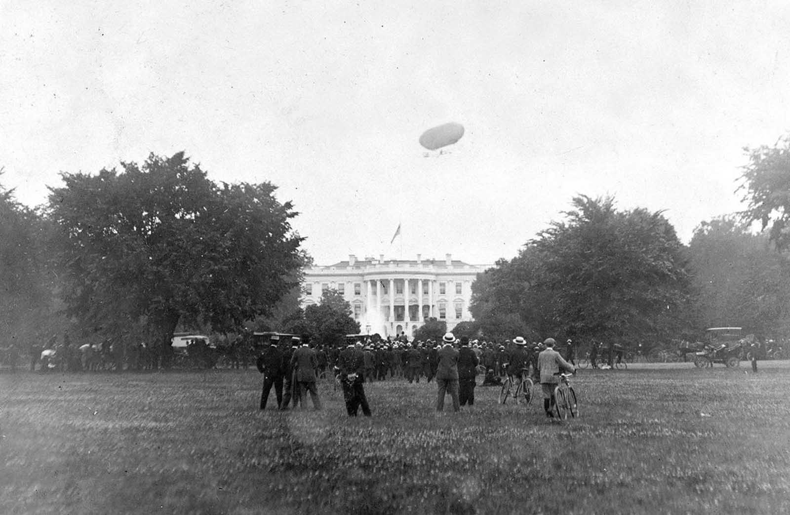 An early airship soars over the White House in Washington, D.C., in 1906, marking a new era in aviation.