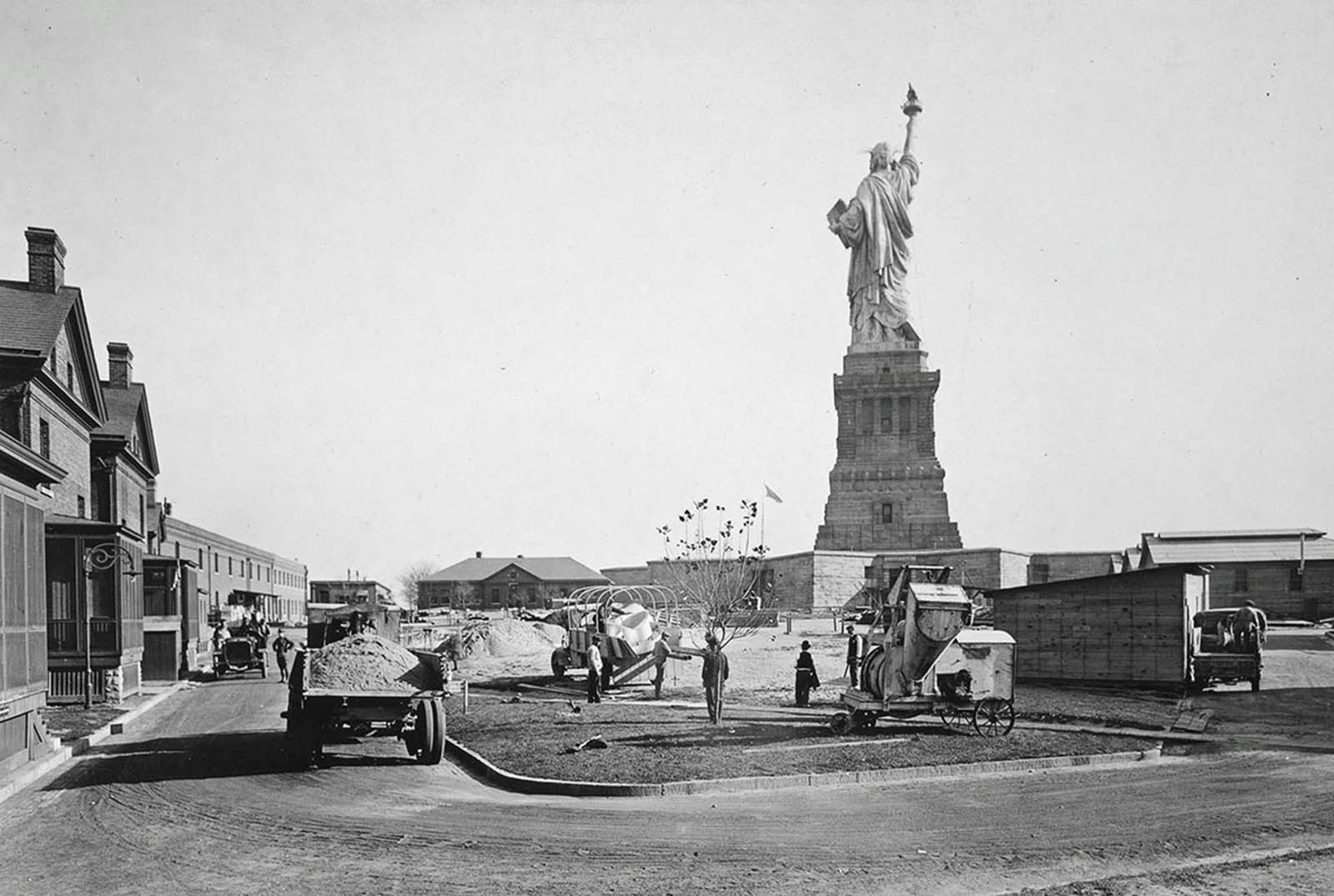 Before it became Liberty Island, the statue’s home was Fort Wood, a U.S. military stronghold. In this 1918 photo, workers stand beneath the newly erected statue.