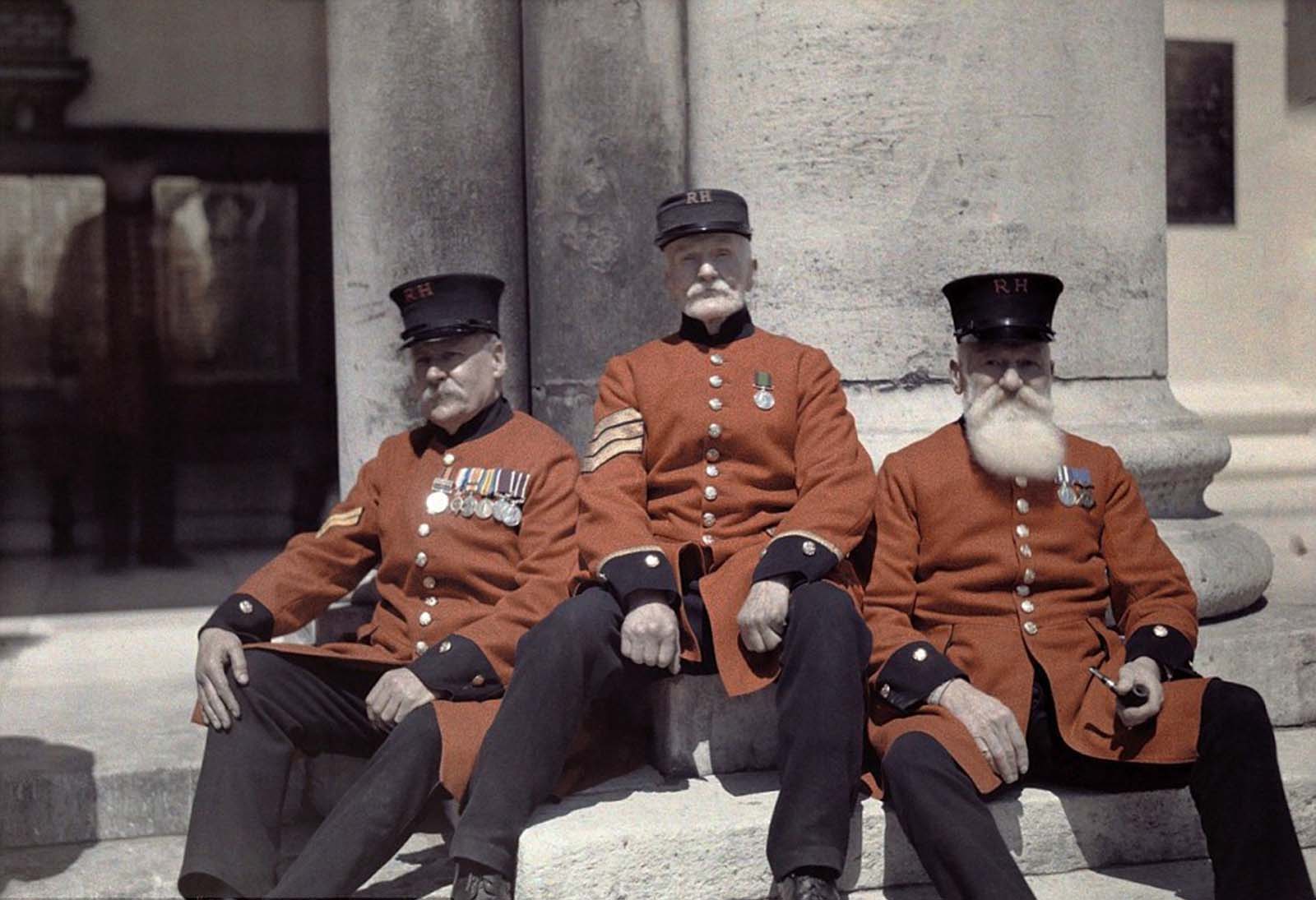 Honoring the Chelsea Pensioners – Veteran soldiers, known as Chelsea Pensioners, sit proudly on the steps of the Royal Hospital Chelsea in London.