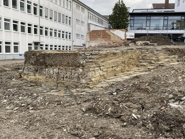 Part of the exposed structure showing the remaining layers of the rock-cut cellar walls, a glimpse into Paderborn’s medieval past.