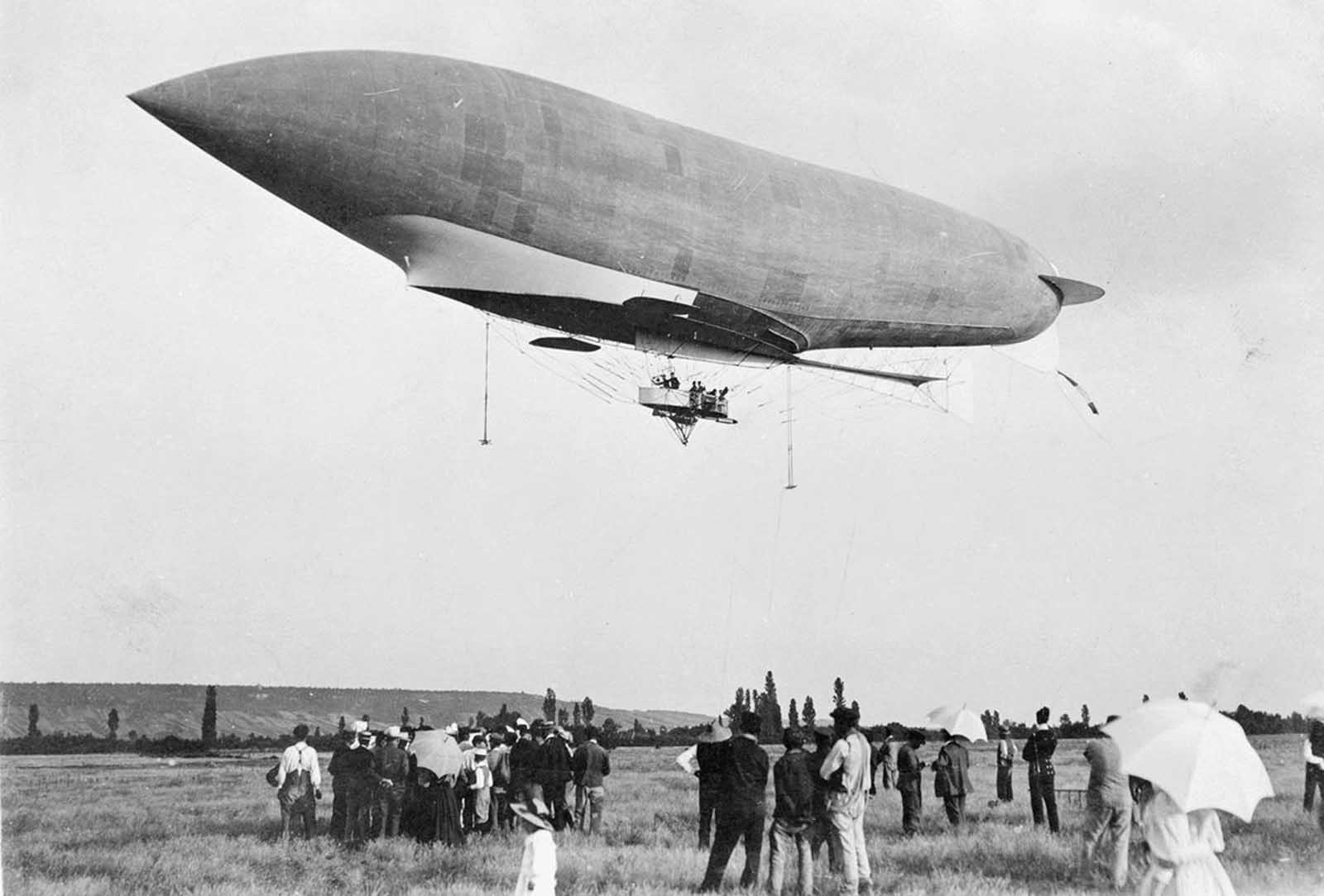 The French military dirigible "Republique" departs from Moisson on its way to Chalais-Mendon, in 1907.