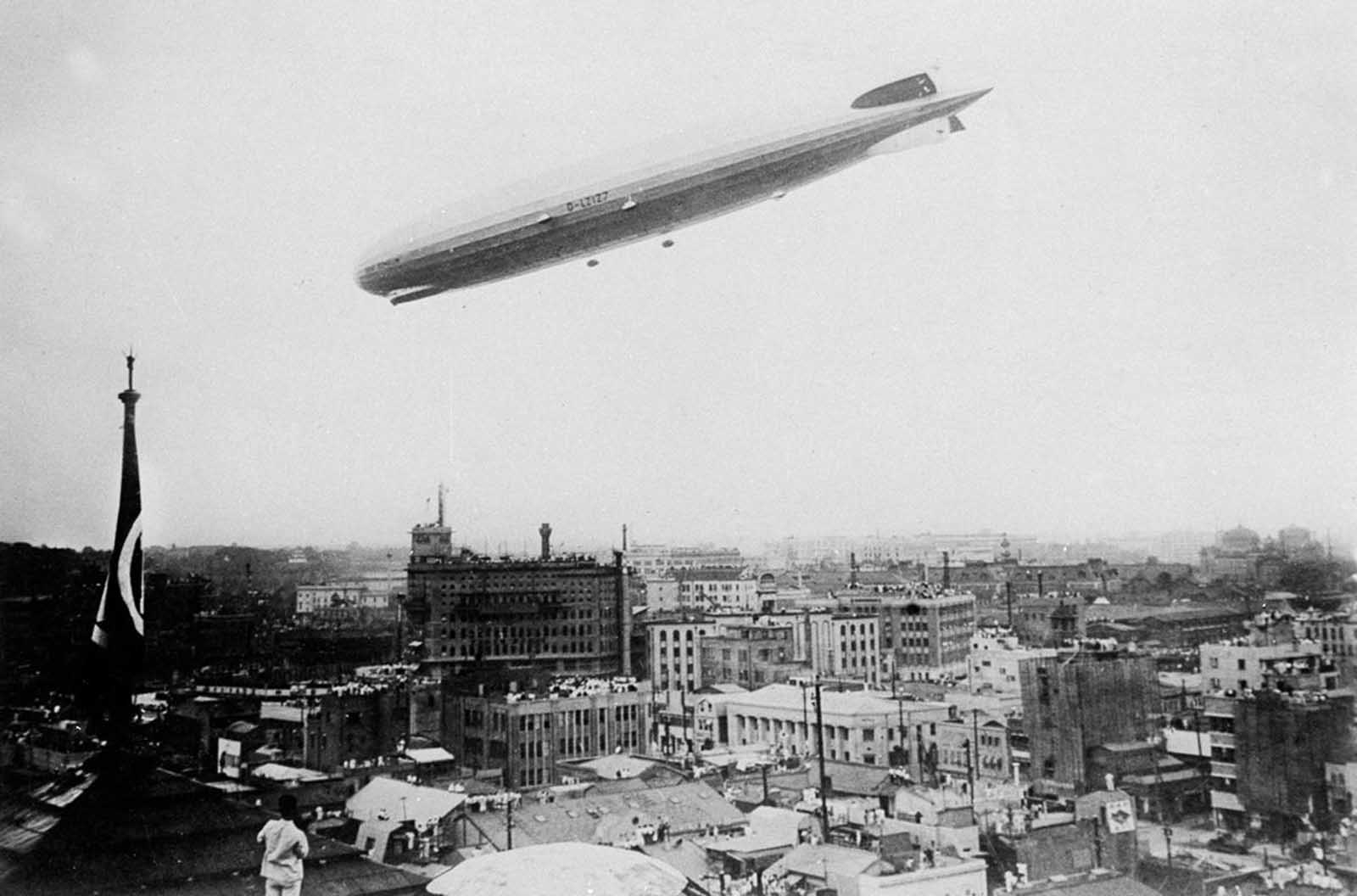 The Graf Zeppelin flies low over Tokyo on August 19, 1929, before continuing to Kasumigaura Airport during its historic around-the-world journey.