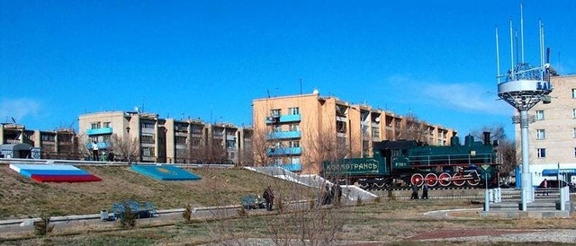 The steam locomotive-monument Eu-709-81 stands proudly at Gorodskaya railway station in Baikonur, marking the intersection of Yangel Street and Abai Avenue.