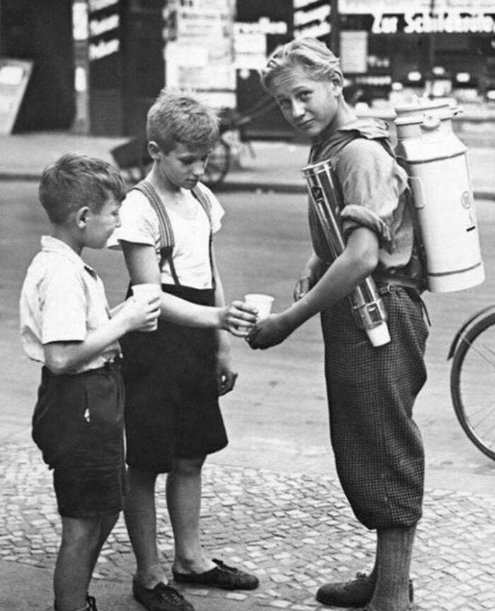 A boy selling lemonade with a portable lemonade dispenser in Berlin, 1931.