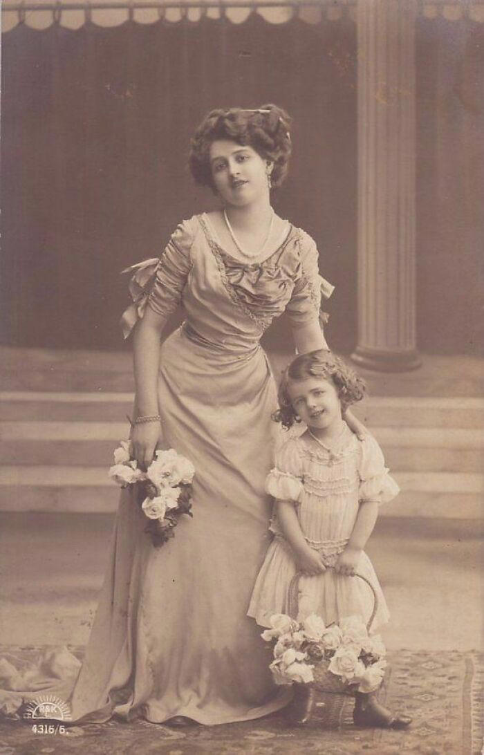 A touching portrait of a mother and her daughter, captured in 1910.