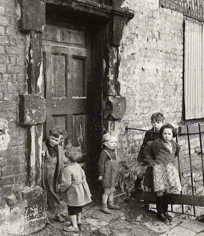 Children from the slums of Cumberland Street, Dublin, Ireland, 1940.