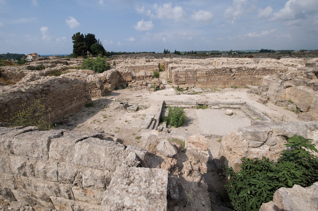 Dominating the western side of Ugarit, the royal palace features a grand reception hall with a small square pool, welcoming visitors into its regal interiors. (Dick Osseman/Wikimedia Commons)